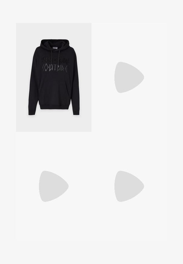 Svart hoodie med en framficka i kängurustil. Har upphöjd svart text "VERSACE JEANS COUTURE" i ett fet, vinklat typsnitt. Material av bomullsblandning.; Svart bomullströja med korta ärmar som har stor vit text "VERSACE JEANS COUTURE" på framsidan. Klassisk rundad halsringning.; Svarta lätta byxor med elastisk midja, snörning och dragkedja vid bensluten för justerbar passform. Slät och elegant yta.; Svarta sportskor med en stilren design, som har guld-logotyp, elastiska snören och en mönstrad sula med vita detaljer.