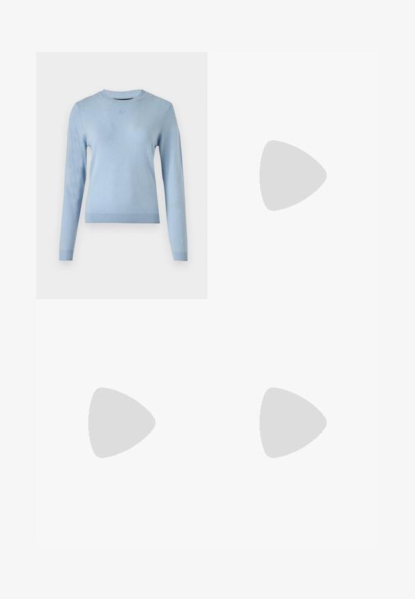 Gaiši zila džemperis, apaļš kakls, garas piedurknes, gluda tekstūra, ribinātas aproces un apakšmala, neliela logo detaļa uz krūtīm. Klasiska piegriezums.; Melnas bikses ar brīvu piegriezumu, kurām ir balts elastīgs jostasvads ar zīmolu. Izgatavotas no gludas auduma ar nelielu spīdumu.; Sudraba slingback papēži ar norādītu purngali, ar gludu metālisku apdari, šauru papēdi un dekoratīviem siksniņu akcentiem.; Melnām un baltām svītrām rotāta rokassoma ar strukturētu formu, ar augšējo rokturi, noņemamu ķēdes siksnu un metāla logotipa akcentu.