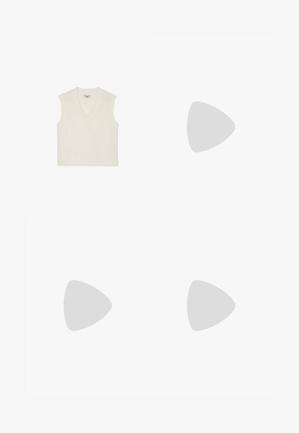 Vest tricotat fără mâneci, de culoare crem, cu decolteu în V, margine ribbed și material texturat. Design simplu, fără modele sau decorațiuni.; Jeans cu talie înaltă și picioare largi, din denim albastru închis, cu o textură netedă, cusături în contrast și design cu cinci buzunare. Închidere frontală cu nasture.; Sandal cu piele bleumarin, cu o bandă frontală largă și bretelele din spate intersectate, având un detaliu de cataramă aurie și o talpă plată maro.; Geantă de umăr din pânză navy cu o formă moale și structurată, având o curea neagră, detalii cusute și un eticheta mică a brandului.