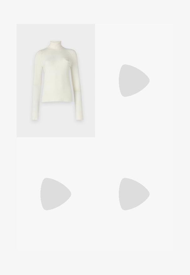 Maglione dolcevita in morbido tessuto bianco, con maniche lunghe, polsini a costine e un logo discreto sul petto. Tessuto liscio, vestibilità casual.; Pantaloni beige a vita alta, a gamba larga, con chiusura a bottone e zip, passanti per cintura e tasche laterali, presentati su uno sfondo bianco.; Mocassino in pelle nera con una fibbia rettangolare argento sulla parte superiore e un tacco basso su uno sfondo bianco.; Borsa a mano in pelle nera con un design strutturato, caratterizzata da una forma corta, manico superiore e accessori in metallo dorato. Inclusa tracolla regolabile.