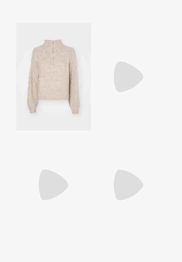 Beżowy sweter robiony na drutach z wysokim kołnierzem i półzamkiem. Posiada długie, lekko bufiaste rękawy oraz ściągacz na dole. Teksturowany, miękki materiał.; Jasnoniebieskie dżinsy w stylu dzwonów z wysokim stanem, szerokimi nogawkami i lekkim wyblaknięciem. Posiadają klasyczny, pięcio-kieszeniowy krój oraz metalowe zapięcie.; Buffalo ASPHA czarny; Srebrne kolczyki w formie obręczy o minimalistycznym designie. Okrągły kształt, gładka faktura i cienki profil. Lekkie, z polerowanym wykończeniem.