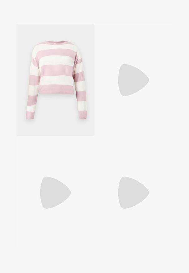 Pull court rose pâle et blanc rayé, texture tricotée, col rond, manches longues, avec des rayures horizontales de largeur égale.; Jean noir taille haute avec fermeture à bouton et à zip, poches avant et jambes évasées, posés à plat sur un fond blanc.; Escarpins en cuir verni noir avec bout pointu et talon bloc géométrique. Présente un design élégant et minimaliste ainsi qu'une texture lisse.; Sac fourre-tout en cuir noir avec une texture lisse, de forme rectangulaire et deux longues poignées. Pas de matériel ou d'ornementations visibles.