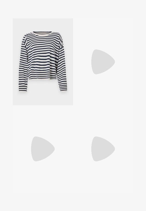 En långärmad tröja i bomull med horisontella ränder i marinblått och krämvitt, rund halsringning och kort design med ribbade detaljer.; Jeans i mörkblå denim med avslappnad passform, femficksdesign, stickade sömmar och knäppning i midjan.; Svart läderankelsko med ribbat svart elastiskt parti, fyrkantig tå och låg blockklack. Slät yta med minimala sömdetaljer.; Svart läder axelväska med en slät yta, som har ett tunt, långt band och en subtil sömdetalj nedtill i mitten.