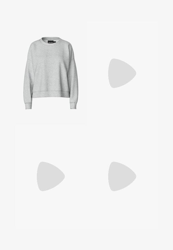 Grå hettegenser med rund hals og senkede skuldre. Laget av myk stoff, har et cropped design og ribbestrikkede mansjetter. Enkel etikett ved kragen.; Lys blå denimjeans med rette ben, med høy midje, fem lommer og slippedetaljer på kanten.; Sølv slingback høyhelte sko med spiss tå, metallisk finish, to dekorative stropper, og en slank hæl med svart tupp.; Sølvmetallisk håndveske med en strukturert form, med en topphåndtak og sløyfedetalj foran. Glatt tekstur, reflekterende overflate.