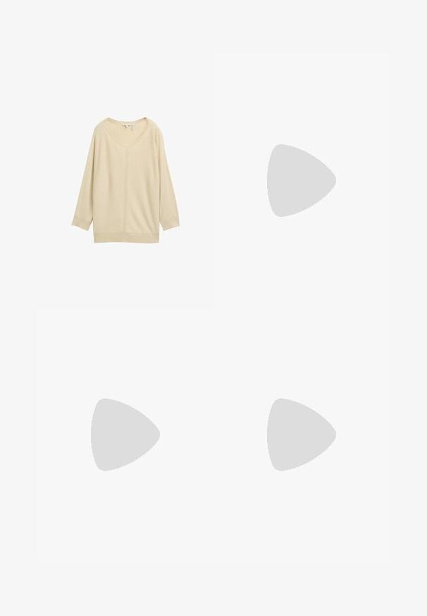 Beige Strickpullover mit weitem Rundhalsausschnitt, Dreiviertelärmeln und einer Mittelnähtedetail. Der Stoff wirkt weich mit einer glatten Textur.; Dunkelblaue High-Waist-Weitbein-Jeans mit vorderen Taschen, Gürtelschlaufen, Knopfverschluss und sichtbaren Nähten auf weißem Hintergrund.; Schwarze Sandale mit Riemchen, quadratischer Zehenform und niedrigem Blockabsatz. Verfügt über mehrere dünne Riemen und einen verstellbaren Knöchelriemen. Hergestellt aus glattem Leder.; Schwarze Leder-Crossbody-Tasche mit glatter Textur, rechteckiger Form und metallic-kettendetail auf der Vorderseite. Verstellbarer Gurt inklusive.