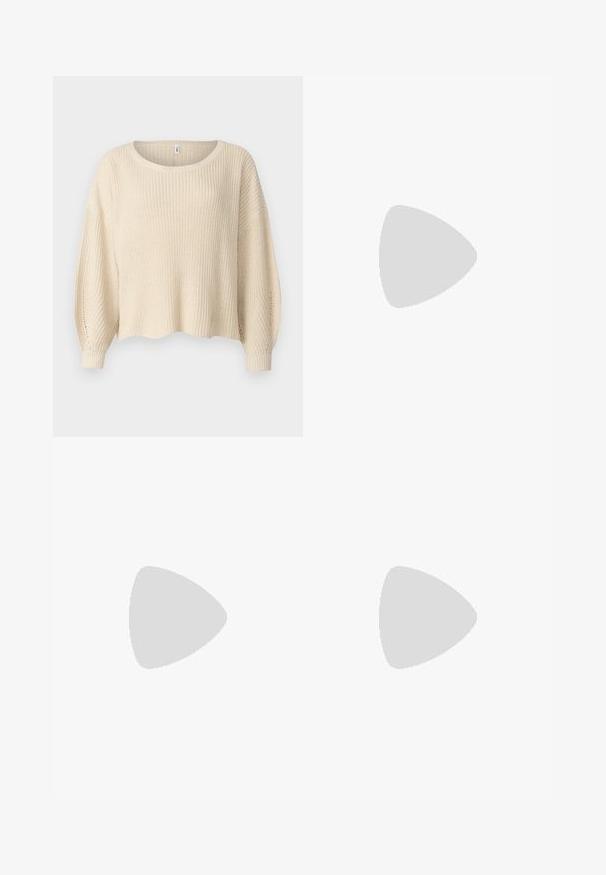 Pulover bej tricotat cu guler rotund, umeri lăsați și manșete cu jerseu rib. Textura este groasă, cu o croială liberă și scurtă.; ONLY Petite ONLMADISON BLUSH WIDE - Wide leg - dark blue denim; Botine negre din piele cu talpă masivă și zimțată, cu sistem de șireturi și cârlig pentru tragere, pe fundal alb. ; Cercei cercuri din aur cu un finisaj neted și strălucitor. Design circular cu un mic suport și un spate transparent pentru o purtare sigură.
