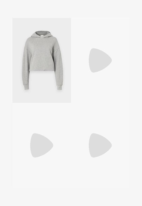 Sudadera gris recortada hecha de tela suave, con capucha, mangas largas y un sutil detalle de logo en el pecho.; Pantalones negros con una tela suave, diseño ajustado, piernas rectas y una cinturilla plana sin cierres ni bolsillos visibles.; Zapatillas de lona negras con suelas de goma blanca y cordones, que presentan costuras en contraste y un diseño de punta redonda para un aspecto clásico.; Love Moschino GRACEFUL - Bolso de mano - natural/orange