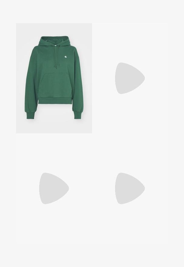 Carhartt WIP HOODED CASEY - Felpa con cappuccio - sycamore tree/silver; Bermuda di jeans bianchi a vita alta, con chiusura frontale a bottone, due tasche laterali e una vestibilità comoda. Tessuto liscio senza motivi visibili.; Le sneaker Nike Air Max presentano un design beige e nero, con una tomaia liscia, ammortizzazione air visibile e suole in gomma piatta.; Borsa in paglia intrecciata con silhouette curva, dotata di una tracolla in pelle nera liscia e di una piccola pochette abbinata, attaccata da un cinturino da polso.