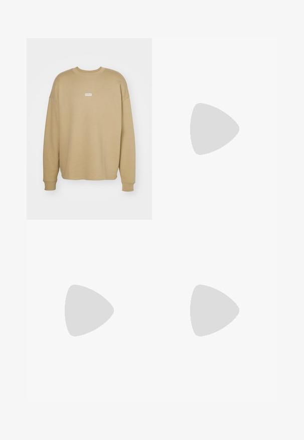 HUGO NAVIU - Športni pulover - medium beige; Modre kavbojke z visokim pasom, ravno krojenjem in rahlim bledenjem. Imajo klasičen pet-pocket stil in zapiranje na zadrgo.; Črne gležnjarje z gladkim zaključkom, elastičnimi stranskimi paneli in kontrastnim rdečim izvlečnim trakom, ki vključujejo debel gumijast podplat in zaobljen nos.; Črna torba za prenosni računalnik z teksturirano površino, dvema ročajema, snemljivim trakom in kovinsko opremo. Ima dve oznaki in strukturirano zasnovo.