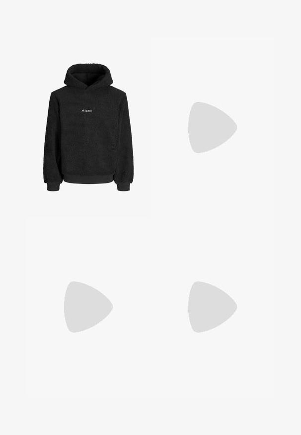 Hoodie en polaire noire avec une surface texturée, comportant une poche frontale et des poignets côtelés. Logo blanc sur la poitrine. Tissu doux et chaud.; T-shirt en coton blanc avec des manches courtes, un col rond, une coupe décontractée et sans logos ni motifs visibles. Texture lisse et design minimaliste.; Jean taille haute, décontracté en denim noir délavé. Comprend cinq poches, des passants de ceinture et un design de jambe droite épurée.; Baskets grises et blanches avec un dessus en suède et cuir, bout rond, lacets plats et semelle en caoutchouc avec une touche de gomme.