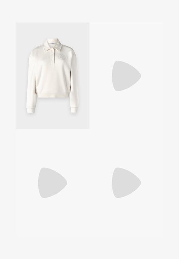 Polo a maniche lunghe di colore crema, con colletto, patta con tre bottoni e dettaglio del logo ricamato sulla parte superiore sinistra. Texture morbida.; Jeans in denim a gamba larga di colore blu scuro. Design a vita alta con passanti per cintura e tasche frontali. Tessuto liscio e stile classico a cinque tasche.; Sneaker sportivo nero con tomaia in rete e sintetico, dettagli argento, punta arrotondata, collare imbottito e suola testurizzata per la presa.; Orecchini a cerchio in metallo argentato con design texturizzato, dotati di un piccolo perno e con il marchio su un orecchino. Forma arrotondata con finitura lucida.