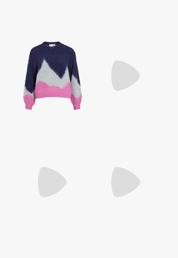 Gestrickter Pullover in Marineblau, Grau und Pink mit einem geometrischen Bergmuster. Verfügt über einen runden Ausschnitt und lange, leicht gepuffte Ärmel.; Weite blaue Denim-Jeans mit hoher Taille, zwei Metall-Schnallen, subtilen Verwaschungen und dem klassischen Fünf-Taschen-Design.; Schwarze Leder-Pumps mit spitzer Zehe, einem Knöchelriemen und einem blockigen Absatz. Flache Textur, elegantes Design und minimalistische Ästhetik.; Schwarze Laptoptasche aus Leder mit glatter Textur, rechteckiger Form und zwei langen Griffen. Keine sichtbaren Beschläge oder Verzierungen.