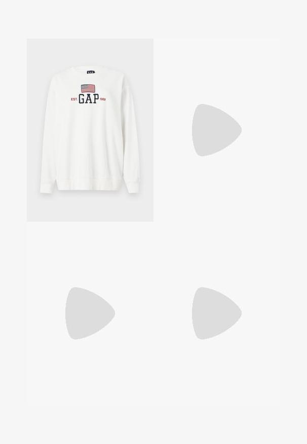 GAP Sweater - new off white; Wijdvallende jeans van zwarte denim met een ritssluiting aan de voorkant, vijf zakken en subtiele stikdetails. Soepele textuur en casual stijl.; Zwarte gepatenteerde sandalen met hak en een vierkante neus, enkelbandjes en zilveren gespen. Heeft een stevige blokhak voor stabiliteit.; Zwarte leren handtas met een gladde textuur, rechthoekige vorm en twee lange handvaten. Geen zichtbare hardware of versieringen.