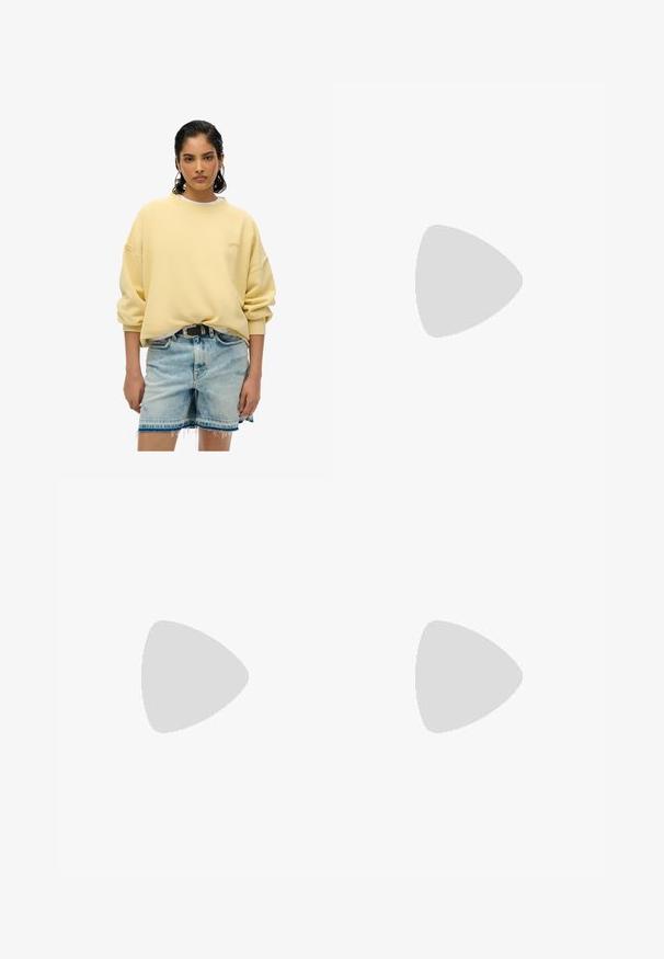 Superdry & Co ESSENTIAL LOGO CREW - Felpa - straw yellow; Gonna gialla chiara realizzata in tessuto morbido, con vita elastica e taglio dritto. Tessuto liscio senza motivi o dettagli visibili.; ALOHAS SWAY  - Ballerine - black; Occhiali da sole ovali con montatura arancione trasparente e lenti oscurate. Design elegante con steli sottili che presentano dettagli di branding discreti.