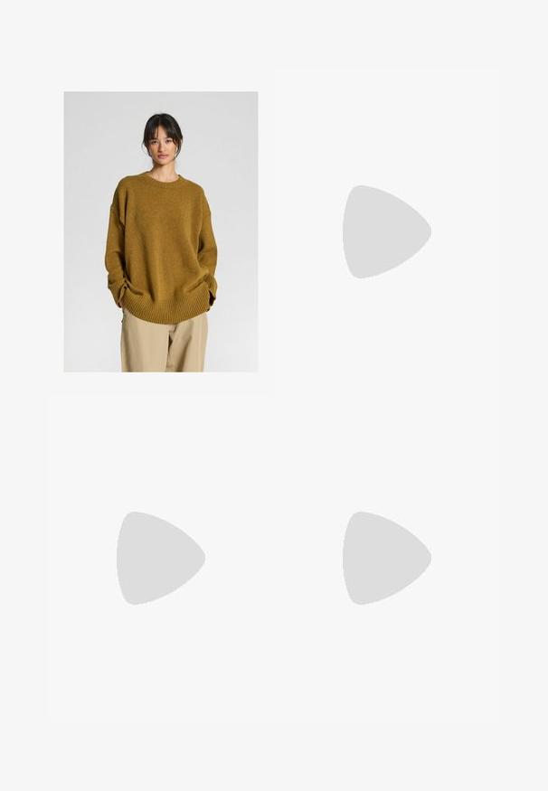 Sennepsgul oversized striktrøje med ribbede manchetter og kant, der har en klassisk rund halsudskæring og afslappet pasform, parret med beige bukser.; Bredbenede bukser i en lys cremefarve. Fremstillet af et glat stof med plisseringer foran og sidelommer.; Beige ruskindsplatformsandaler med åben tå-design, slyngebagrem, justerbar spænde og mørk træsfinish på sålen.; Brun læder tote bag med to forlængede håndtag, struktureret rektangulær form, glat overflade og subtile syninger.