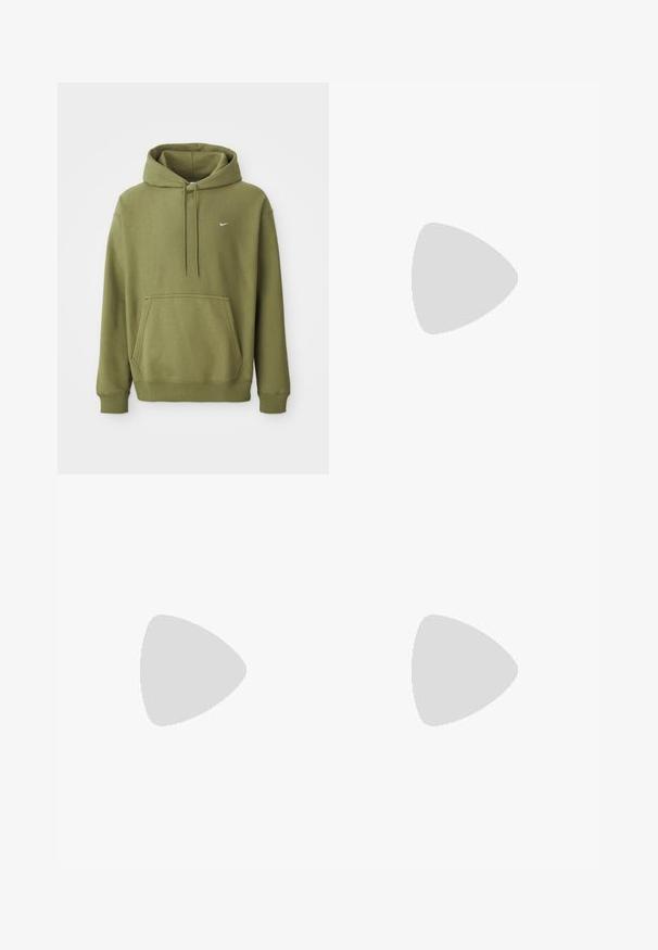 Olivengrøn hoodie med frontlomme, justerbar snoretræk i hætten, ribbede manchetter og kant samt lille hvid Nike swoosh på brystet.; Tre hvide ribbede tanktops lavet af bomuld. Har en rund hals og små sorte mærker nær sømmen. Fås i flere størrelser.; Grønne letvægtsbukser lavet af struktureret stof. Funktionen inkluderer elastisk talje med snoretræk, lynlåslommer på siden og lynlåse ved anklerne.; Grå sportssko med overdel i mesh og ruskind, hvide accenter, en polstret sål og et særpræget design med reflekterende elementer.