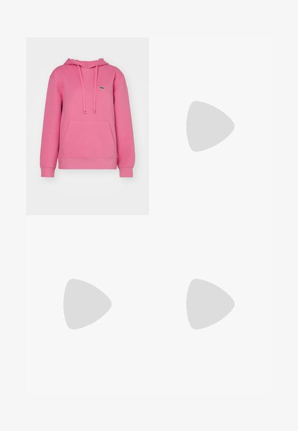 Felpa rosa in cotone con tasca frontale, cappuccio con coulisse, polsini a costine e logo verde ricamato sul lato sinistro del petto.; T-shirt bianco in cotone con scollo rotondo e maniche corte. Caratterizzato da un logo ricamato verde sul petto. Tessuto morbido, vestibilità comoda.; Pantaloni della tuta bianchi realizzati in morbido tessuto lavorato a maglia. La vita e i polsini elasticizzati offrono una vestibilità rilassata. Design minimalista, senza motivi o accenti visibili.; Scarpe atletiche bianche con una tomaia in mesh testurizzato, accenti rosa sottili sulla suola e un logo di coccodrillo verde sul lato.