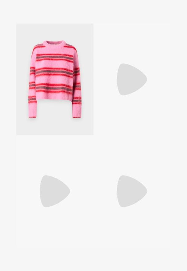 JJXX JXCALISTA CREW NECK  - Pulover - moonlite mauve; Svete modri jeans z visokim pasom, širokimi hlačnicami in odebeljenim videzom. Imajo klasičen pet-pocket stil in kovinsko zapiranje.; Rjave suede platform čizme z elastičnimi stranskimi paneli in oranžnimi zankami, v kombinaciji s svetlobno denim krilom do kolen na lesenem tleh.; Zlato-tonirana večslojna ogrlica, ki vsebuje različne biseraste in barvite dragulje, podrobne obeske, vključno s križem in oblikami srca.