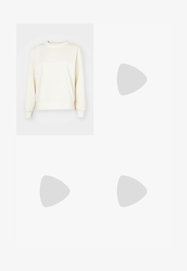 Kremfarget genser laget av mykt stoff, med lange ermer, rund hals og ribbestrikket hem og mansjetter. Jevn tekstur, minimalistisk design.; Bredde ben jeans med en lyseblå til mørkeblå gradient, høyt liv, beltehemper og et matchende belte i samme stoff. Teksturert denimoverflate.; Sølv høyhælte sandaler med et glitrende stroppdesign, som har en perle-lignende akcent og en spiralformet ankelstropp for sikker passform.; Svart lærveske med en buet form, avtagbar stropp og gullbeslag. Vesken har et klaff med spenne-detall.