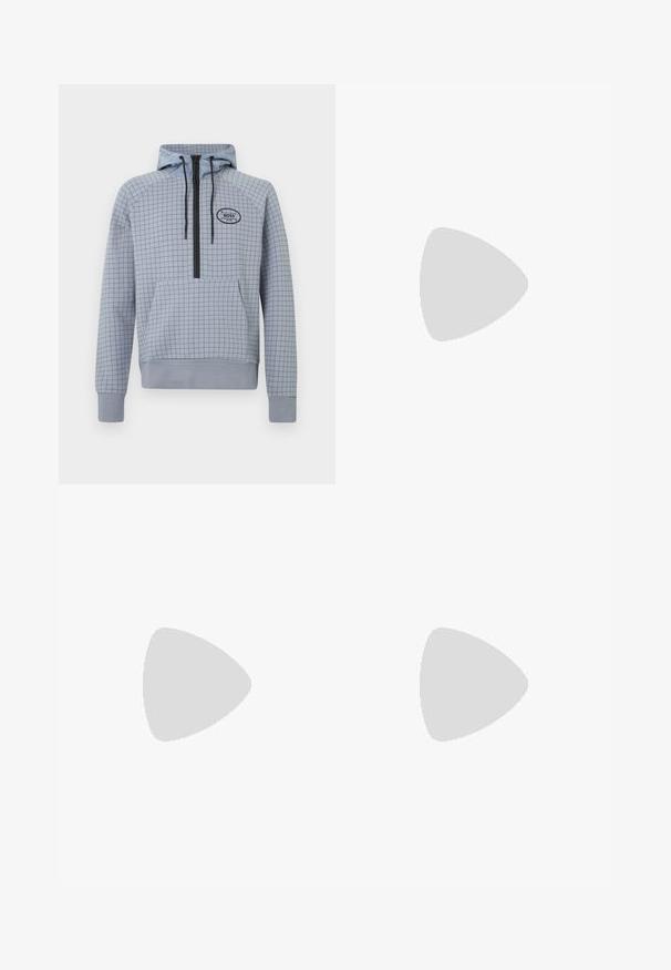 Lyseblå hettegenser med rutete mønster, halv glidelås-design, justerbare snorer og en frontlomme. Svart logoakcent.; Langermet hvit bomullsskjorte med rund hals, sidespalter nederst og en jevn tekstur, vist fra baksiden.; Lys blå denimjeans med rett ben-design, fem lommer, knappeåpning, minimal falming og kontrasterende sømdetaljer.; Hvit sneakers med en glatt skinnoverdel og lav profil. Har en rund tå, seks snøring hull, og en teksturert gummisåle.