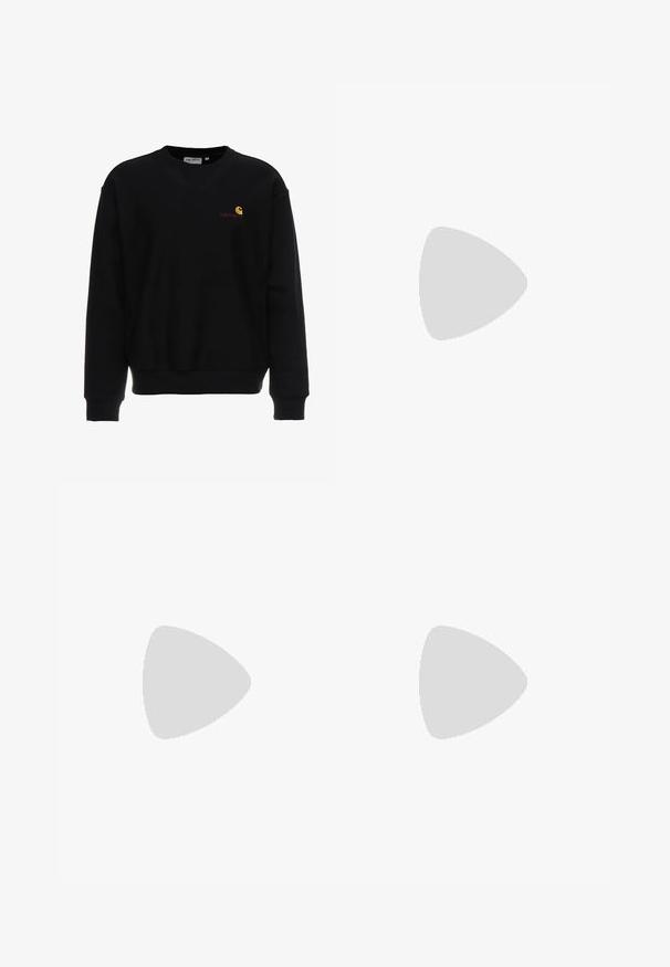 Carhartt WIP AMERICAN SCRIPT - Camisola - black; T-shirt branca de algodão com mangas curtas, decote redondo, apresentando um pequeno logótipo dourado na área do peito esquerdo. Textura macia e ajuste regular.; Calças utilitárias de algodão castanho com um design de perna reta, apresentando bolsos frontais e detalhes em metal para uma maior durabilidade.; Botas de tornozelo pretas com sola grossa e estriada, costuras amarelas em contraste e uma alça no calcanhar. Material de couro liso.