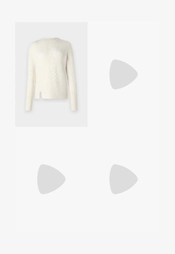 Pull léger de couleur crème avec des motifs texturés, des poignets côtelés et une fente sur le côté. Fabriqué en matière tricotée douce.; Jeans noirs taille haute en denim, avec une coupe droite, un design à cinq poches et une fermeture à bouton à l'avant.; Des sandales noires à talons hauts avec des fines lanières au design noué, un bout carré lisse et un talon aiguille élégant.; Sac à main en métal gris clair avec une bandoulière en chaîne, orné de petits clous métalliques ronds et d'un logo de marque triangulaire.; Boucles d'oreilles en argent avec une finition lisse et brillante. Forme arrondie, conception légère, avec un fermoir à tige.