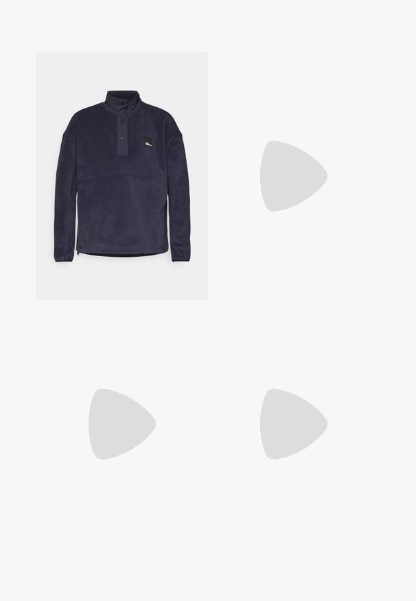 Marine fleece pullover met hoge kraag, helft-knopen sluiting en logo patch. Beschikt over een zachte textuur en een recht gesneden ontwerp.; Zwart langsluiting T-shirt van katoen met een ronde hals. Heeft een klein wit logo op de linkerkant van de borst. Eenvoudig ontwerp en pasvorm.; Zwarte nylon cargo broek met afneembare pijpen, verstelbare manchetten, meerdere zakken en een logo op het rechterbeen. Gladde, lichte textuur.; Beige en crème sportschoen met een textuur-mesh bovenwerk, ondersteunende overlays en een rubberen zool met een profielpatroon voor grip.