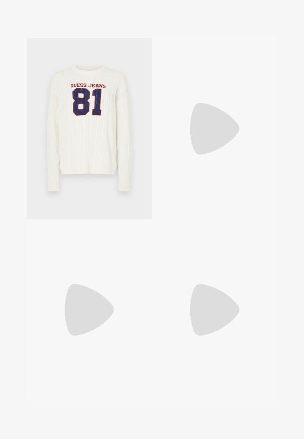 Maglione bianco a lavorazione cable-knit con ricamo rosso e blu di "GUESS JEANS 81" sul fronte, con orlo e polsini a coste.; Pantaloni a gamba larga in cotone beige chiaro. Caratterizzati da vita alta, tasche anteriori e un taglio dritto. Orlo pulito senza motivi.; Mule in pelle patinata nera con punta affusolata, design curvato e tacco a blocco basso con cuciture decorative lungo la parte superiore.; Borsa a spalla in pelle nera con forma curva, texture trapuntata e dettagli in oro. Presenta una tracolla removibile e dettaglio del logo.