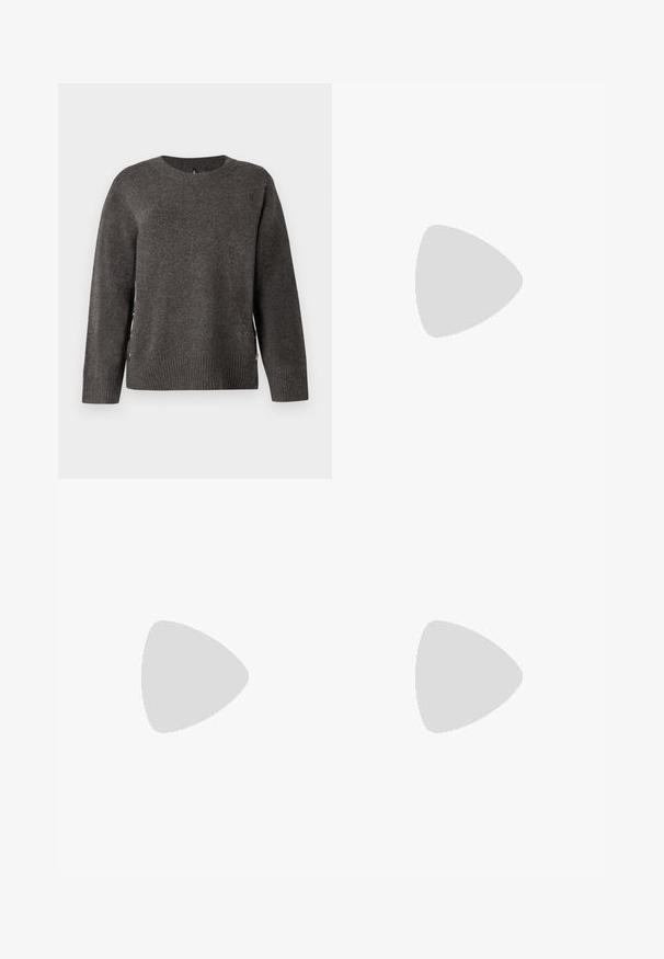 Grauer, gestrickter Pullover mit rundem Ausschnitt, geripptem Saum und seitlichen Knopfakzenten für ein einzigartiges Design. Weiche Textur mit klassischem Schnitt.; Schwarze weit geschnittene Hose aus weichem Samt, mit einem elastischen Bund und einer glatten Textur, ohne sichtbare Details oder Muster.; Schwarze Stiefeletten aus glattem Leder mit seitlichem Reißverschluss, klobigem strukturiertem Absatz und runder Zehenform.; Schwarze Laptoptasche aus Leder mit glatter Textur, rechteckiger Form und zwei langen Griffen. Keine sichtbaren Beschläge oder Verzierungen.