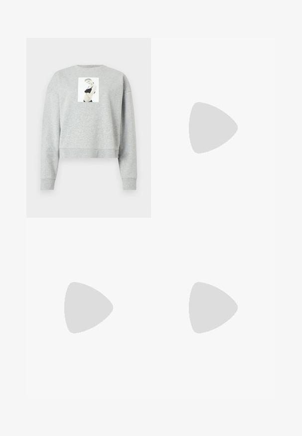 Maglione grigio corto realizzato in un tessuto morbido, con una stampa fotografica frontale centrata sul petto. Maniche e collo a costine.; Jeans neri a vita alta e a zampa d'elefante in denim, con chiusura a bottoni, passanti per cintura e tasche laterali. Texture liscia con minimal fading.; Calvin Klein Decolleté - black; Borsa nera con doppi manici corti e tracolla removibile. Materiale simile alla pelle liscia con chiusura a zip e dettaglio del logo.
