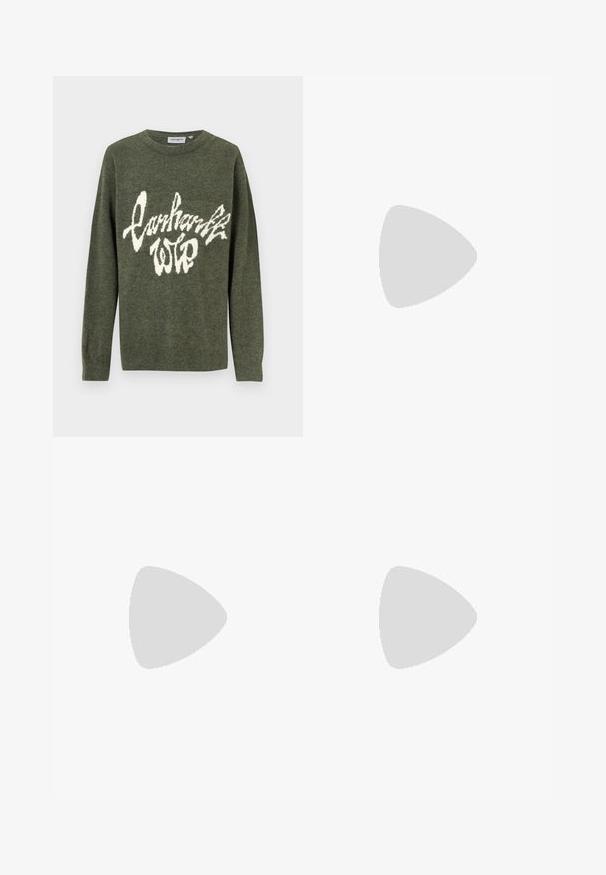 Oliwkowy sweter z dzianiny, z białym puszystym logo tekstowym w stylizowanej czcionce na przodzie, okrągłym dekoltem i długimi rękawami.; Carhartt WIP NASH PANT SMITH - Jeansy Relaxed Fit; Buty do biegania z lekką siateczkową cholewką w srebrno-niebieskich akcentach, z beżową wyściółką amortyzującą oraz trwałą czarną gumową podeszwą.; Czarne okulary przeciwsłoneczne o błyszczącym wykończeniu, prostokątnej oprawie, ciemnych soczewkach i złotych akcentach logo na zausznikach. Dwie złote kropki na każdym przednim rogu.