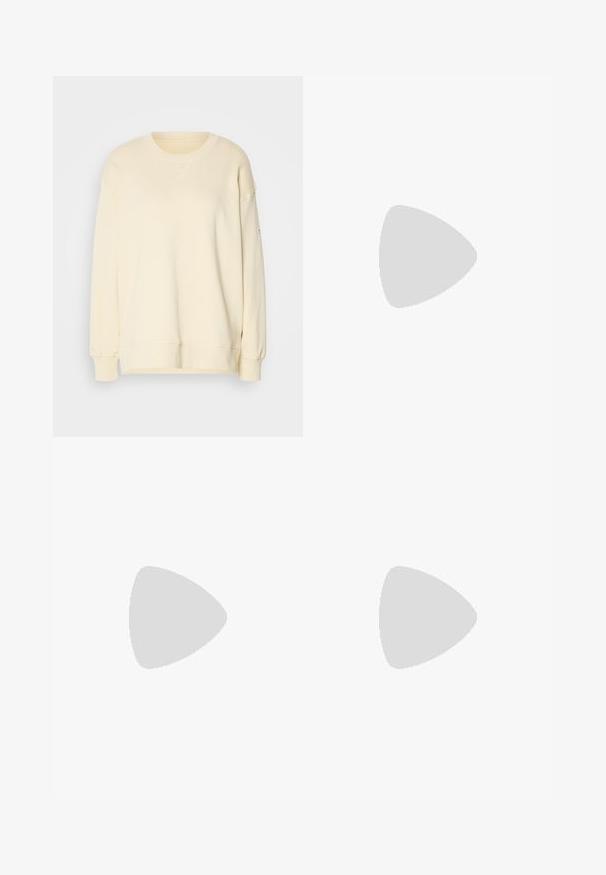 Sudadera color crema hecha de algodón suave, con un escote redondo, hombros caídos y puños y dobladillo acanalados. Diseño simple con detalles mínimos.; Vaqueros de campana de mezclilla en azul oscuro con una textura suave, diseño de cinco bolsillos y cierre de botón en la cintura.; Mocasín de ante azul marino con punta redondeada, que presenta un detalle decorativo de cadena de metal y un tacón bajo con costuras en contraste.; Bolsa de tote de cuero marrón con una textura suave, con detalles de costura vertical y dos asas planas. Diseño de apertura en la parte superior, interior espacioso.; Pulsera bangle de resina negra con una superficie lisa y brillante y bordes redondeados. Presenta un pequeño logo dorado "Pilgrim" en el interior.