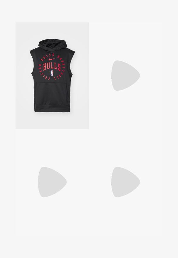 Canotta nera senza maniche con un design grafico rosso che presenta la scritta "CHICAGO BULLS BASKETBALL" e il logo Nike, dotata di una tasca frontale.; Pantaloni jogger neri realizzati in tessuto morbido, dotati di una vita elastica con coulisse, polsini a costine e un piccolo logo sulla coscia sinistra.; Sneakers in pelle bianca con perforazioni, punta rotonda, suola piatta e lacci spessi, con logo swoosh visibile e "AIR" sul tallone.; Occhiali da sole rettangolari neri con lenti scure, caratterizzati da un design elegante e dettagli dorati lungo la montatura. Aste texturizzate per una migliore presa.