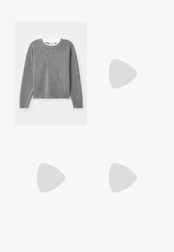 Grå genser med lange ermer, rund hals og ribbede mansjetter og kant. Har en strukturert strikket overflate og en liten logo på brystet.; Jeans i mørkeblå vask med rett passform, høy midje, frontlommer og metallknapplukking. Texurert stoff med synlige sømmer.; Sportssko med en hvit skinnoverdel, grå semsket tå og tre svarte striper. Har en blå logo på tungen og en teksturert gummisåle.; Sorte plast-solbriller med grønne linser, firkantede rammer, sølvdetalje på brynene, og teksturerte stangarmen. Angitt merke på indre arm.