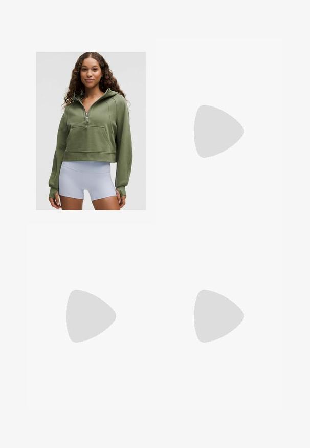 Giovane donna con capelli ricci che indossa un hoodie corto verde oliva e pantaloni sportivi bianchi a vita alta, in piedi contro uno sfondo neutro.; Pantaloni corti bianchi realizzati in tessuto elastico, con vita elasticizzata e design liscio e senza cuciture. Lunghezza a metà coscia.; Scarpe da corsa verde chiaro con suola texture, abbinati a leggings neri e una giacca nera. Il corridore è a metà passo su una superficie asfaltata.; Occhiali da sole con montatura grigia traslucida, lenti colorate e design angolare. Presentano un pezzo nasale distintivo e astine di un grigio scuro texturizzato.