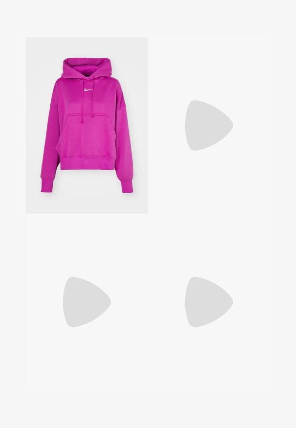 Sweatshirt rosa-brilhante com bolso frontal, cordões e pequeno logótipo branco da Nike centrado no peito, em fundo branco.; Calças de fato de treino azul marinho feitas de um tecido suave, com uma cintura elástica com cordão, punhos elásticos e um pequeno logótipo branco.; Sapatos de corrida Nike com um upper de malha prateada com detalhes em rosa, atacadores brancos e uma sola texturizada. Usados com meias de algodão brancas para desporto.; Uma bolsa bege feita de material macio, com um design descontraído, detalhes de costura e duas alças para o ombro. Adequada para uso diário.