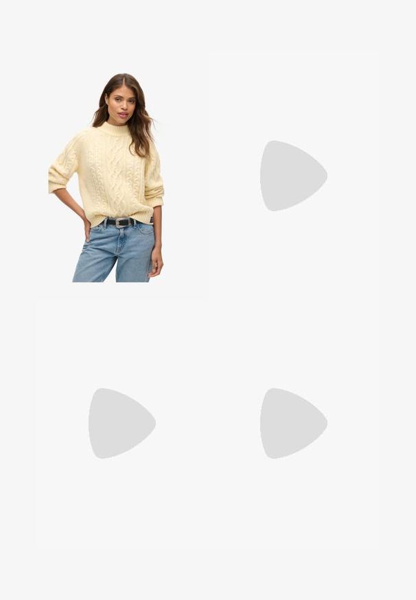 Pferdefuchtiger Pullover in blassem Gelb mit einem hohen Kragen und aufgerollten Ärmeln, kombiniert mit blauen Jeans und einem schwarzen Gürtel mit einer silbernen Schnalle.; Schwarze weit geschnittene Jeans mit hoher Taille, ausgestattet mit Vorder- und Hintertaschen, gesteppten Nähten und einem Knopfverschluss. Glatte Textur.; Schwarze Riemensandale mit zwei goldenen Schnallendetails, glattem Material, flachem Sohlen und minimalistischer Gestaltung.; Schwarze Lackleder-Handtasche mit geschwungenem Design, einem Schulterriemen, Vordertaschen und silberfarbenen Hardware-Akzenten.