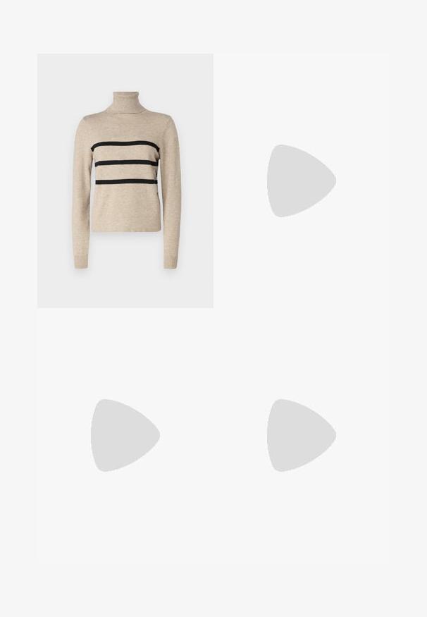 Beige garbó pulóver, amelyen három fekete vízszintes csík található a mellrészen. Puha, textúrált anyagból készült, fitted ujjaival.; Ráncelt midi szoknya fémes világosbézs anyagból, sima, rugalmas derékrésszel, csillogó textúrával és egységes ráncokkal.; Fekete bőr bokacsizma négyzetes orral, oldalsó cipzárral és tömbsarkal, egyszínű világos háttér előtt.; Fekete bőr keresztpántos táska, sima textúrával, téglalap alakú és fém lánc részlettel az elején. Állítható pánttal ellátva.