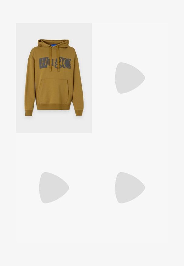 Oliven grøn hættetrøje med et stort "HUGO" logo i mørkegrå. Har en frontlomme i kangaroo-stil samt ribbede manchetter og kant.; Blå kortærmet T-shirt med rund hals og lille hvid "HUGO" logo på venstre bryst samt rød indvendig kraveetiket.; Mørke olivengrønne joggingbukser med elastisk taljebånd, snøre, sidelommer og ribbede manchetter. Lille blåt logo-mærke på venstre side.; Hvide og beige sneakers med ruskind og læderdetaljer. Har en gummisål, snørebåndsdesign og minimalistiske sidelister.