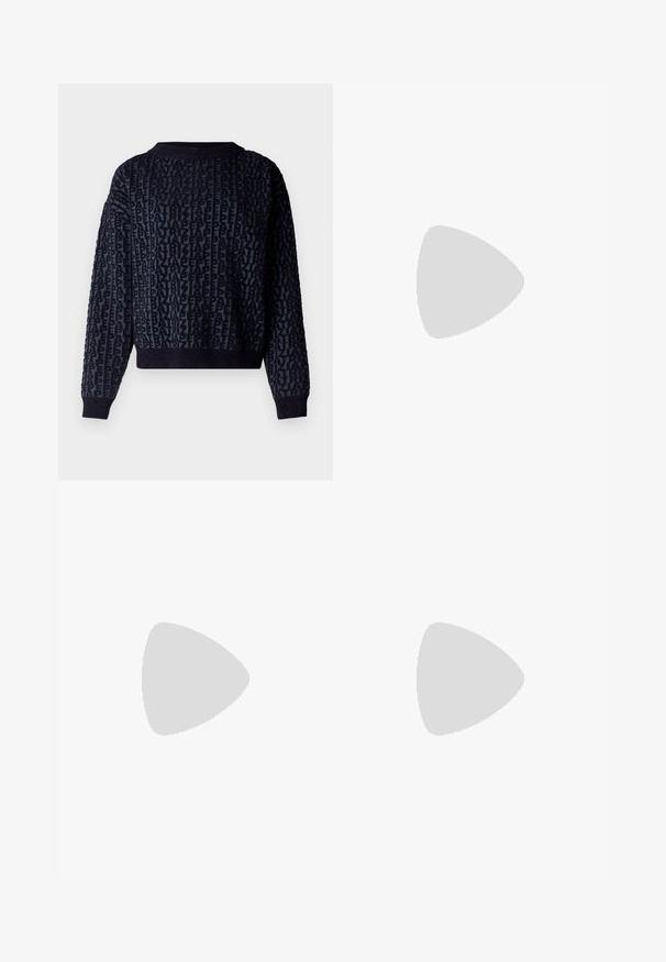 Pull en maille navy avec un motif de lettres texturé. Comprend un col et des poignets côtelés, une coupe courte et un tissu doux.; Jean en denim bleu évasé avec taille haute, comportant cinq poches, une fermeture à bouton et des surpiqûres contrastées sur les coutures.; Mocassins en cuir noir avec un bout arrondi, une semelle épaisse et texturée, et des détails de couture minimalistes. Design épuré sans lacets ni métal visibles.; Sac à main en cuir blanc avec une forme courbée, arborant un logo "CK" embossé à l'avant et une seule bandoulière. Fermeture à glissière en haut.