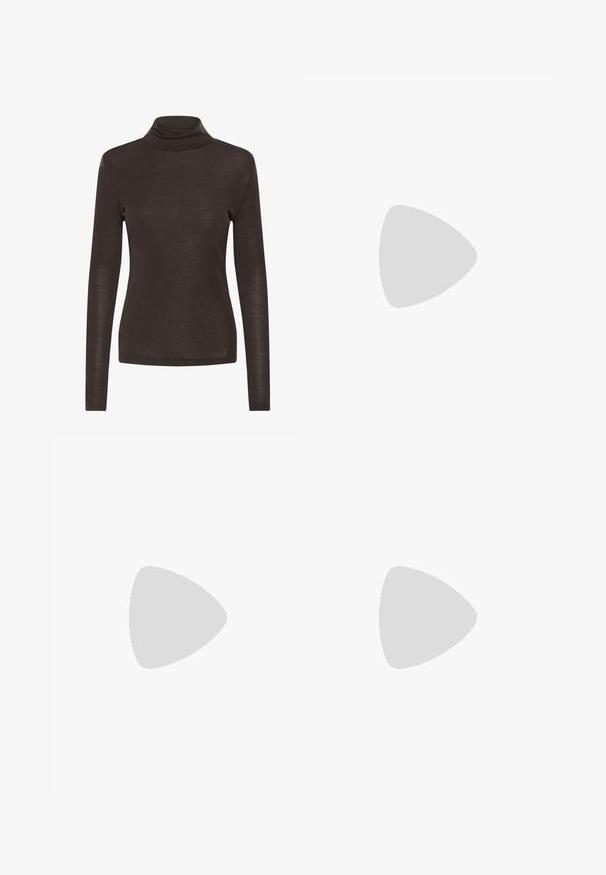 Cămașă maro cu mânecă lungă și guler înalt, cu un croi slim, realizată dintr-un material ușor, ușor transparent.; Fustă creion din suede brown, cu o textură netedă, buzunare frontale, închidere cu nasture și detalii cu cusături verticale.; Balerini din suede maro, cu vârful din piele lac maro închis și un accent subțire sub formă de fundiță în față. Toc plat.; Geantă de piele maro cu un design structurat, mânere duale și un detaliu de închidere aurie. Textură netedă cu colțuri rotunjite.