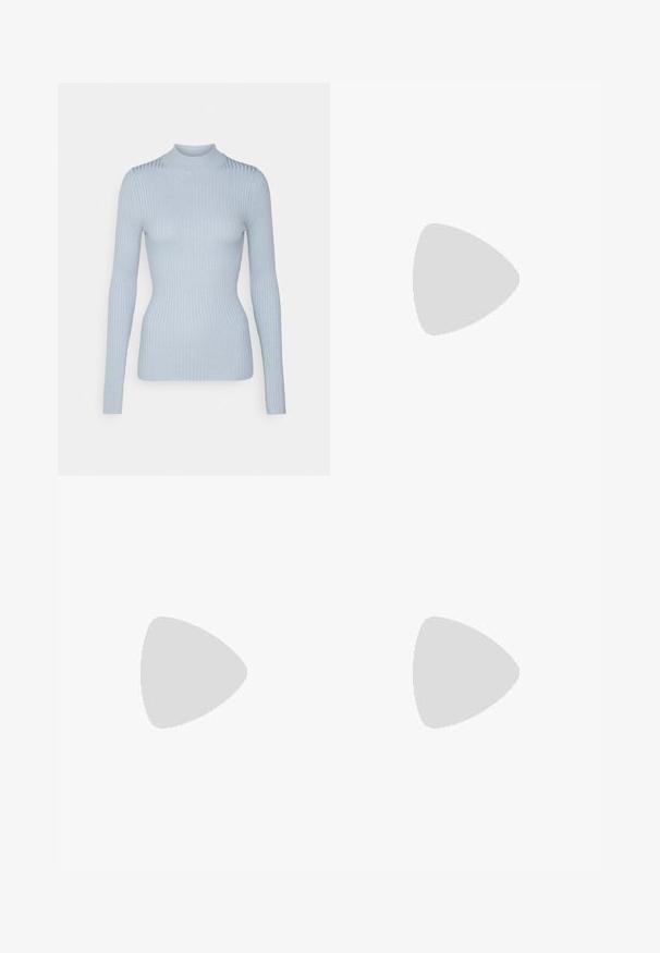 Even&Odd Tall TURTLE NECK JUMPER - Camisola - light blue; Jeans pretos em corte flared feitos de denim. Apresentam um fecho de botão, cinco bolsos e uma textura suave. A perna flared começa abaixo do joelho.; Sapatilha de couro preta com acabamento liso, sola de borracha branca, biqueira arredondada e design de atacadores. Apresenta uma aba de arrasto no calcanhar.; Saco tote preto feito de couro liso, apresentando um topo aberto curvo com duas alças de ombro e um design minimalista.
