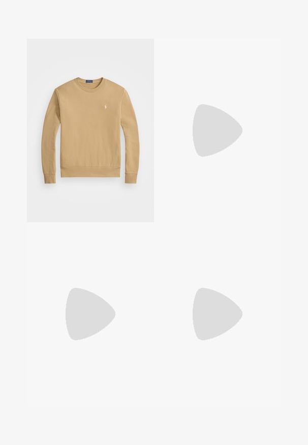 Sweatshirt da cor camelo feito de algodão. Apresenta um decote arredondado, punhos e barra canelados, com um pequeno logo no peito.; Camisa polo branca em algodão, com colarinho de dois botões, mangas curtas e um logótipo discreto no lado esquerdo do peito. Textura suave.; Chinos brancos feitos de algodão, com frente lisa, passadores de cinto, dois bolsos laterais e um único bolso traseiro. Textura suave com perna reta.; Sapatilhas brancas feitas de material sintético texturizado, com um logótipo azul marinho, design com atacadores e sola de borracha de perfil baixo.
