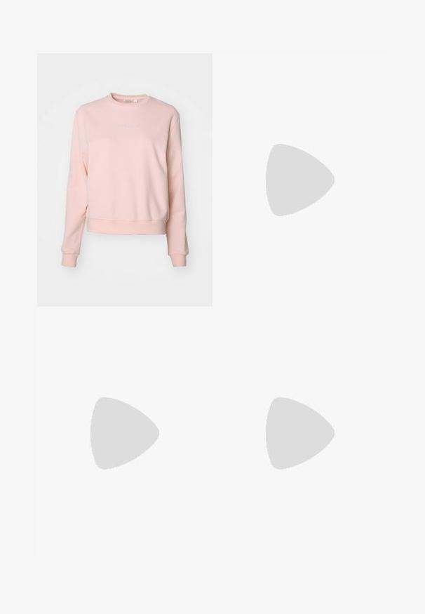 Rosa hettegenser laget av myk bomullsblanding, med rund hals, lange ermer og liten brodert logo på brystet.; Svart idretts crop top med mesh-design, rund hals og lagdelt underlag med grå diagonale striper. Strukturert, pustende stoff.; Sorte idrettsshorts med en elastisk, rynket midje og en hvit logo på nedre høyre side. Glatt, lett materiale.; Rosa joggesko med strikket overdel, tre-stripes design og en tykk, polstret såle merket "Light Boost." Strukturert overflate på overdelen.