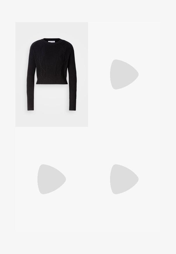 Svart kortad tröja gjord av ribbat stickat tyg, med texturerade kabelmönster, långa ärmar och rund halsringning.; Svarta skräddarsydda byxor med rak benform, med en slät yta och skarpa veck fram. Ingen synlig hårdvara.; Svart spetsig slingback-sko med låg klack, som har ett slätt lädermaterial och utskärningsdesign på sidan för andningsförmåga.; Svart läderhandväska med en böjd form, smal handtag, silverfärgad dragkedja och Calvin Klein-logotyp på framsidan. Slät yta och minimalistisk design.