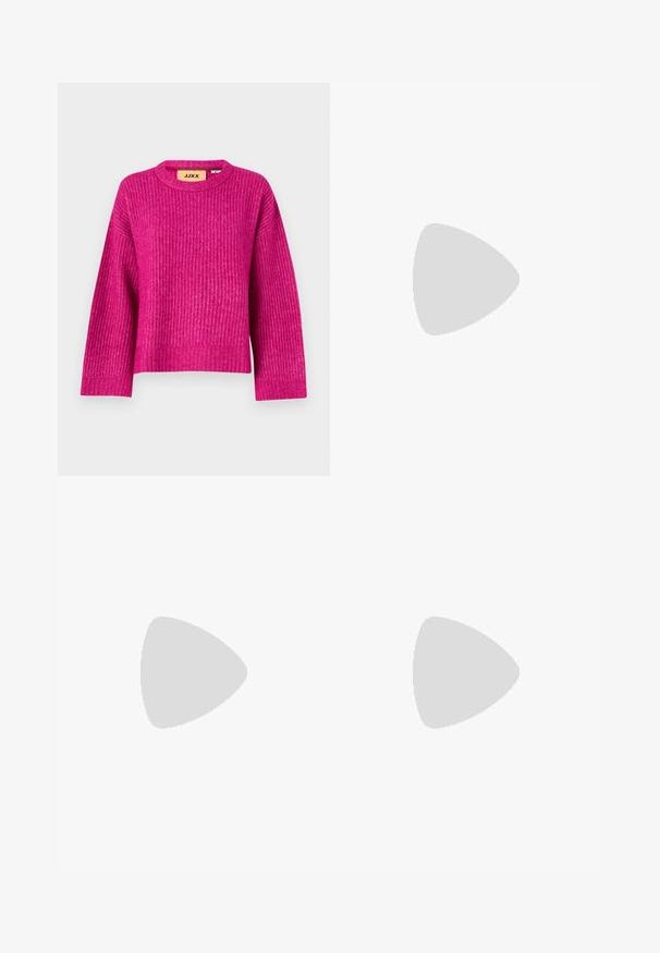Detaljno rebrasta magenta pulover s okruglim izrezom i dugim rukavima. Izrađen od teksturiranog materijala, s malo skraćenim rubom. Vidljiva oznaka marke.; Crne široke traperice s čvrstim pojasom, petljama za remen i prednjim džepovima. Gladak teksturirani materijal s klasičnim dizajnom.; Crne lakirane sandale na pete sa kvadratnim nosom, trakama oko gležnja i srebrnim kopčama. Imaju čvrst blok petu za stabilnost.; Crna kožna torba za nošenje s glatkom teksturom, pravokutnim oblikom i dvije duge ručke. Nema vidljivih metalnih dijelova ili ukrasa.