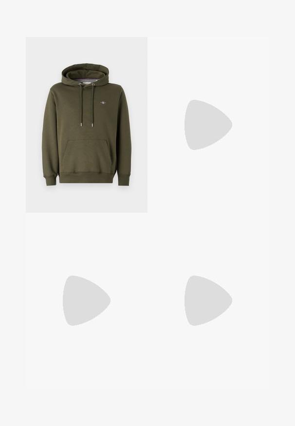 Olivově zelená mikina s kapucí vyrobená z bavlněné směsi, která má přední klokaní kapsu, nastavitelné šňůrky a malou nášivku na hrudi.; Bílá košile s dlouhým rukávem a knoflíkovým zapínáním vyrobená z bavlny. Má klasický límec, knoflíkové manžety a malé námořnické vyšívané logo na hrudi.; Světle modré slim-fit džíny s mírným vyblednutím na stehnech, zapínání na knoflík vpředu, poutka na opasek a pět kapes na bílém pozadí.; Černé kožené šněrovací boty s kulatou špičkou, hladkým povrchem, minimálním prošíváním a nízkým gumovým podpatkem. Logo na patě.