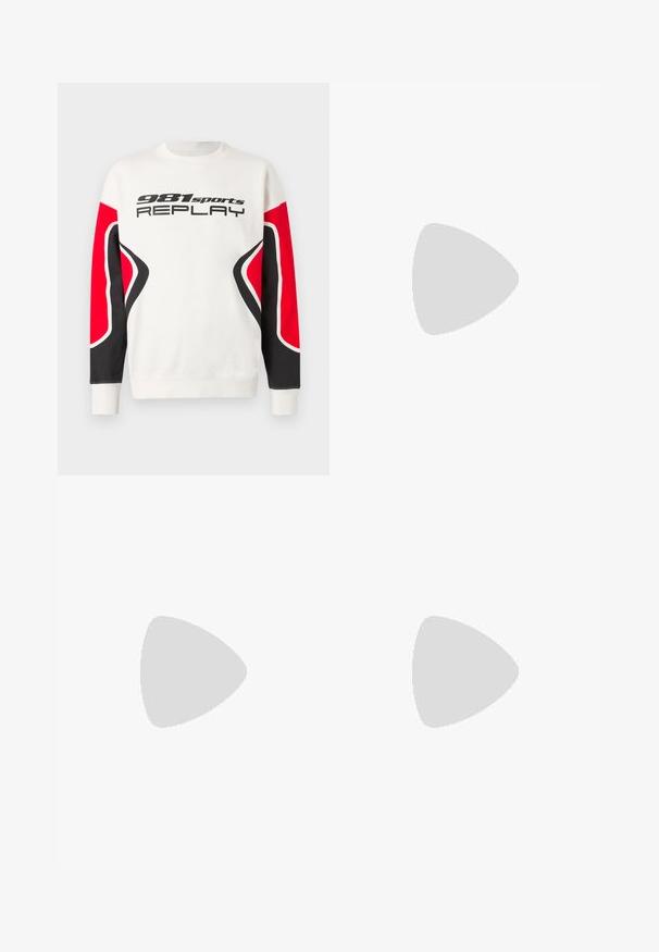Hvid sweatshirt med sorte og røde buede ærmepaneler, med teksten "981 sports REPLAY" i sorte bogstaver tværs over brystet.; Hvid kortærmet t-shirt med sorte accenter. Har "REPLAY FC" logoet og "Highperformance" teksten i en sporty skrift. Lavet af et glat materiale.; Sorte denimjeans med lige ben, der har fem lommer, knaplukning og diskret udvaskning langs stoffet.; Replay FIELD MELT 25 - Sneakers - black