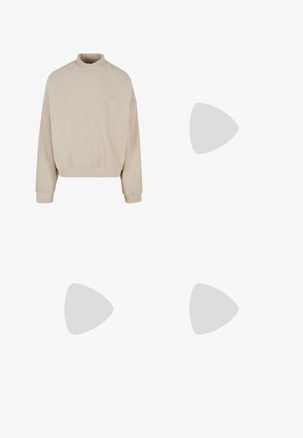 Beige fleece genser med høy hals, løs passform, senkede skuldre og ribbestrikkede mansjetter. Myk tekstur og enkelt design uten mønstre.; Sorte bukser med plisseret frontdesign, lavet af glat stof. Har knaplukning og bæltesløjfer; rett-bukser.; Sorte semskede sneakers med hvite lisser og tre hvite striper. Har en sirkulær svart logo på tungen og en såle av gummigummi.; Metallinnrammede solbriller med ovale grønne linser. Tynn sølvfarget metallramme og svarte øreplugger. Minimalistisk design, ingen synlige logoer.