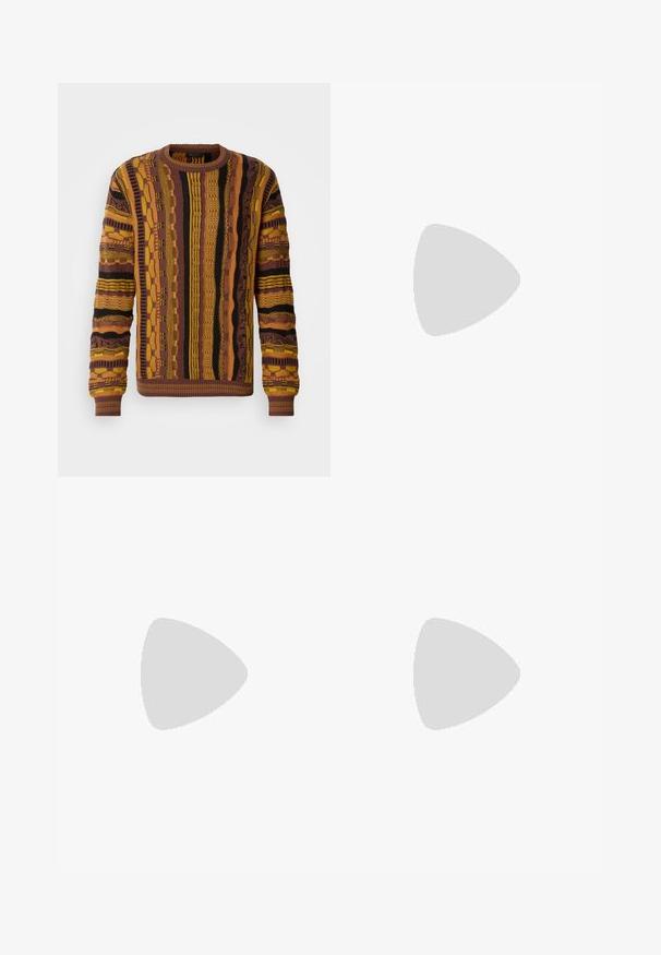 Pull en tricot marron, jaune et noir avec des motifs verticaux. Il présente des poignets et un col côtelés, ainsi que des détails texturés partout.; Chemise noire à manches longues en tissu lisse, dotée d'un col classique, de deux poches devant et de poignets à boutons.; Pantalon en velours côtelé marron avec texture à côtes verticales, coupe droite, fermeture à bouton et passants de ceinture. Tissu lisse avec une finition douce.; Mocassin en cuir noir avec une finition lisse, présentant un design cousu et une accent décoratif en chaîne métallique sur le rand. Talon plat.